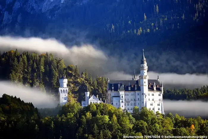 Schloss Neuschwanstein im Nebel