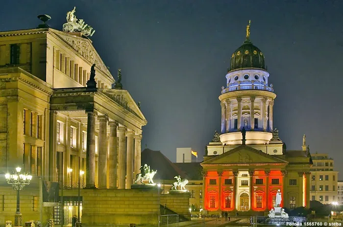 Gendarmenmarkt Berlin - beleuchtet bei Nacht