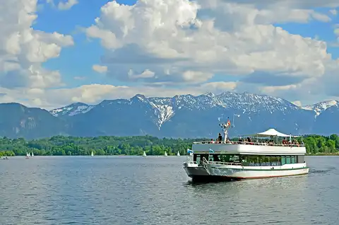Schiff auf Staffelsee in Bayern
