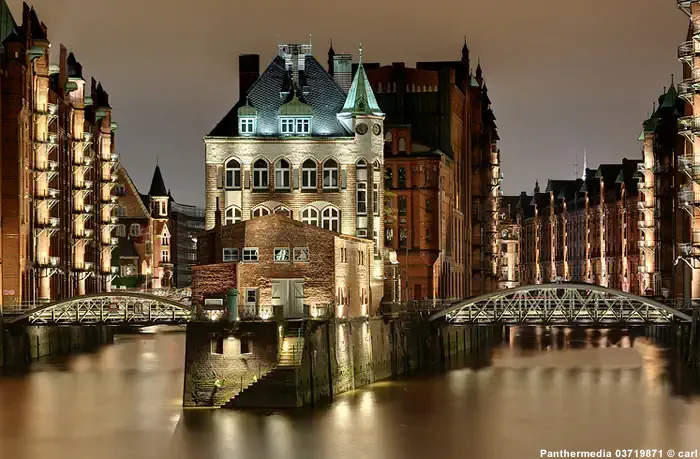 Hamburger Speicherstadt Wasserschloss mit Dienerreihe-Brücke